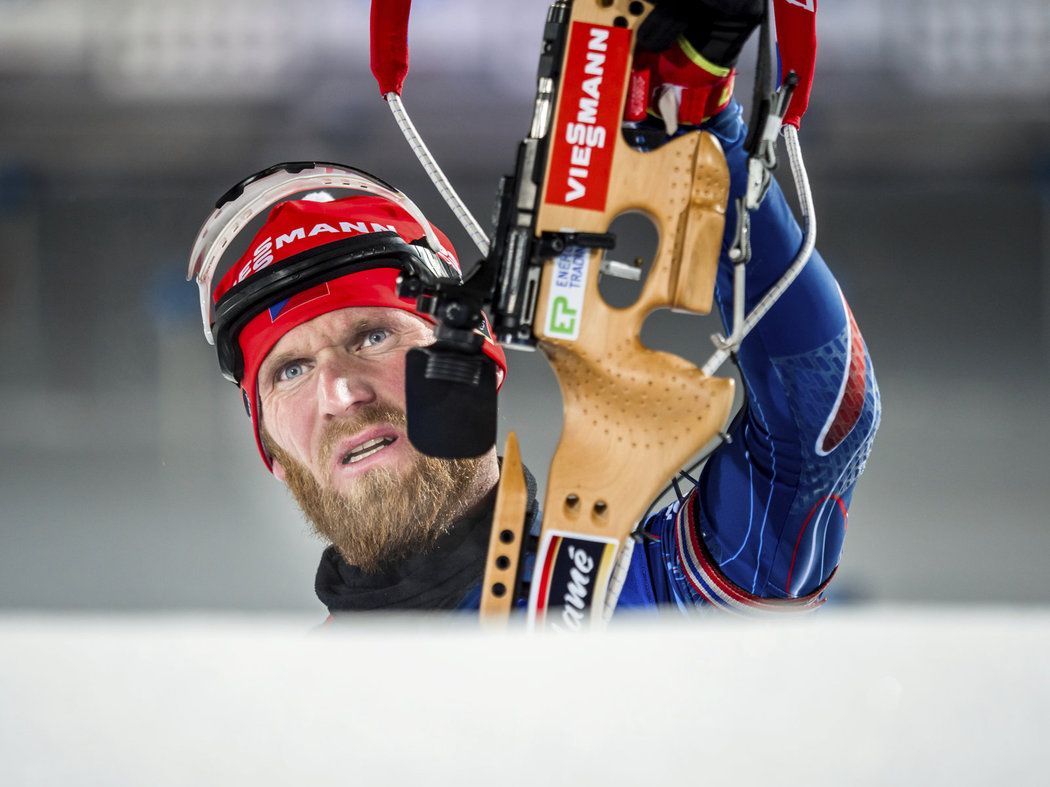 Michal Šlesingr zkoumá své rány v nástřelu před individuálním závodem na 20 km při SP v Östersundu