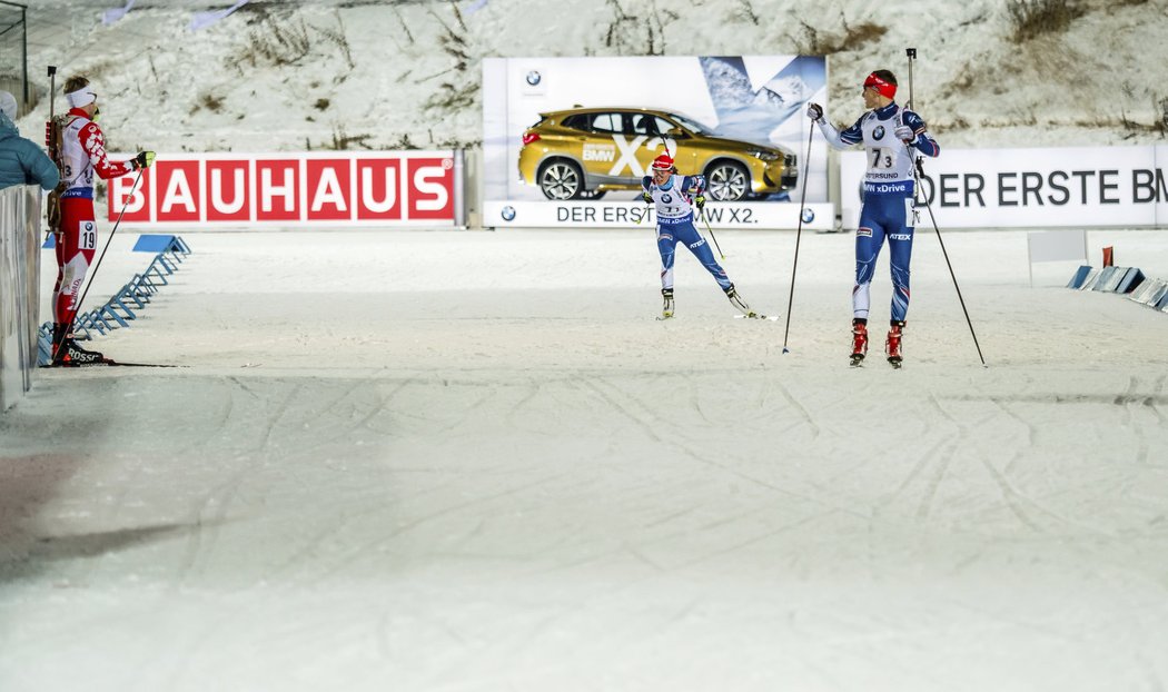 Veronika Vítková se blíží k předávce Ondřeji Moravcovi v závodě smíšených štafet na SP v Östersundu