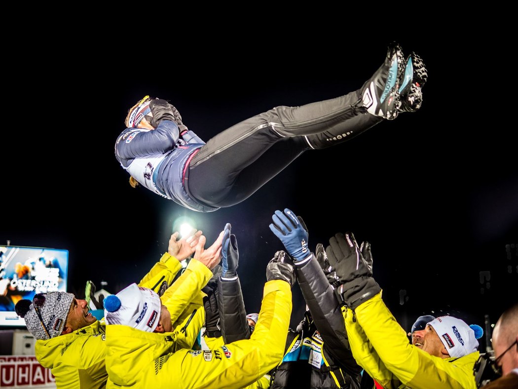 Markéta Davidová nad hlavami českého týmu po svém třetím místě ve sprintu na začátku SP v Östersundu