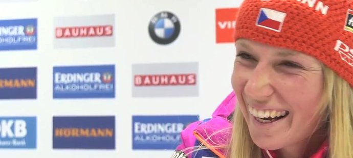 Eva Puskarčíková se při rozhovoru na kameru biatlonové unie několikrát od srdce rozesmála