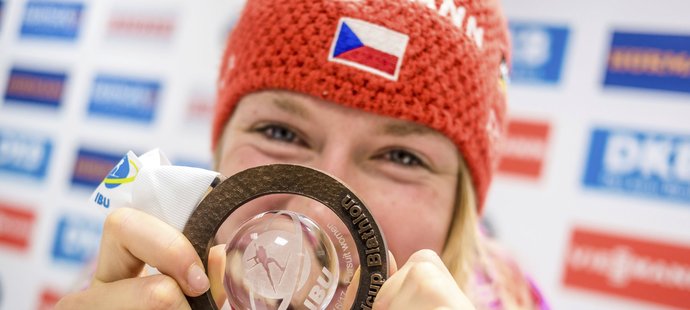 Eva Puskarčíková se chlubí svou bronzovou medailí ze stíhačky SP v Pokljuce