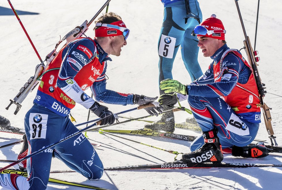 Ondřej Moravec (vlevo) si po dojezdu plácá s parťákem Michalem Krčmářem