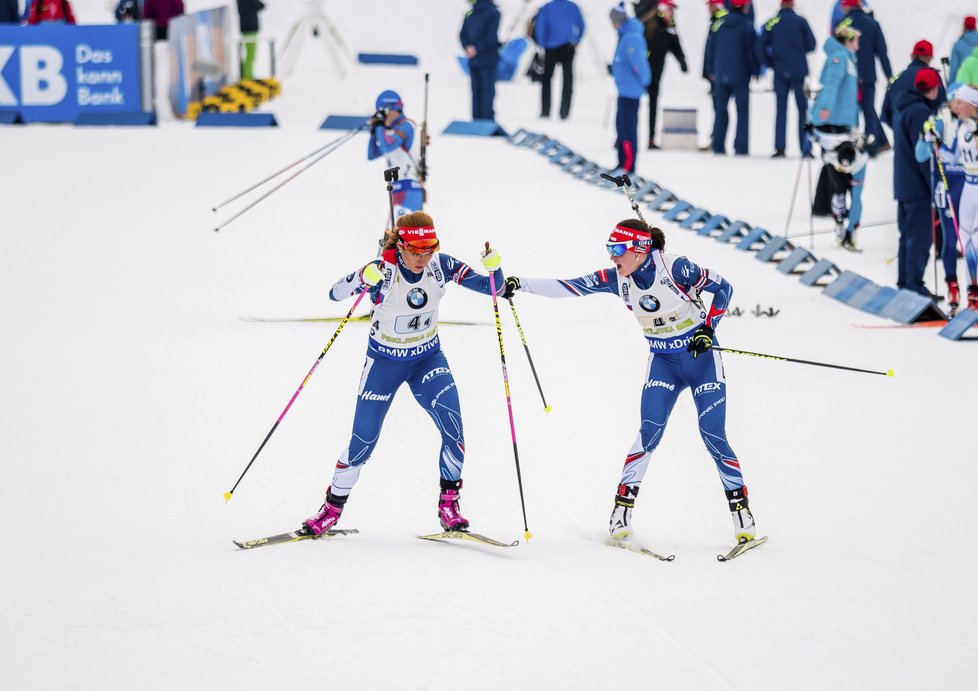 Veronika Vítková předává finišmance Gabriele Koukalové ve štafetě SP v Pokljuce