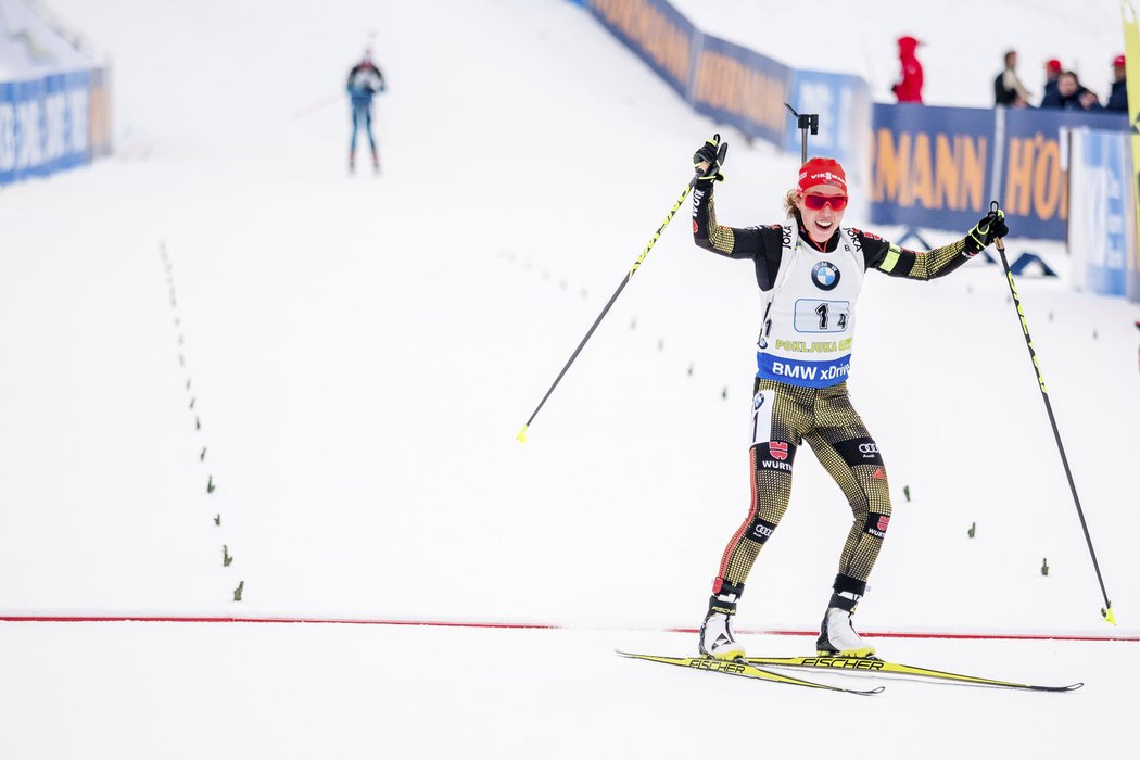 Německá biatlonistka Laura Dahlmeierová dojíždí vítězně do cíle štafety v Pokljuce