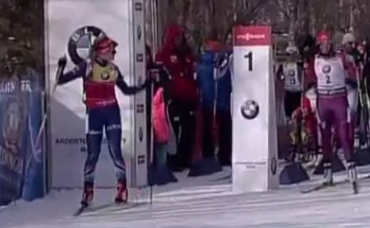 Gabriela Soukalová se ohlíží na start, odkud vyrazila o chvíli dřív, než měla Gabriela Soukalová se ohlíží na start, odkud vyrazila o chvíli dřív, než měla