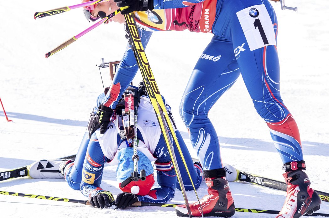 Vítězka Gabriela Soukalová gratuluje své parťačce k šestému místu ve stíhačce v Presque Isle