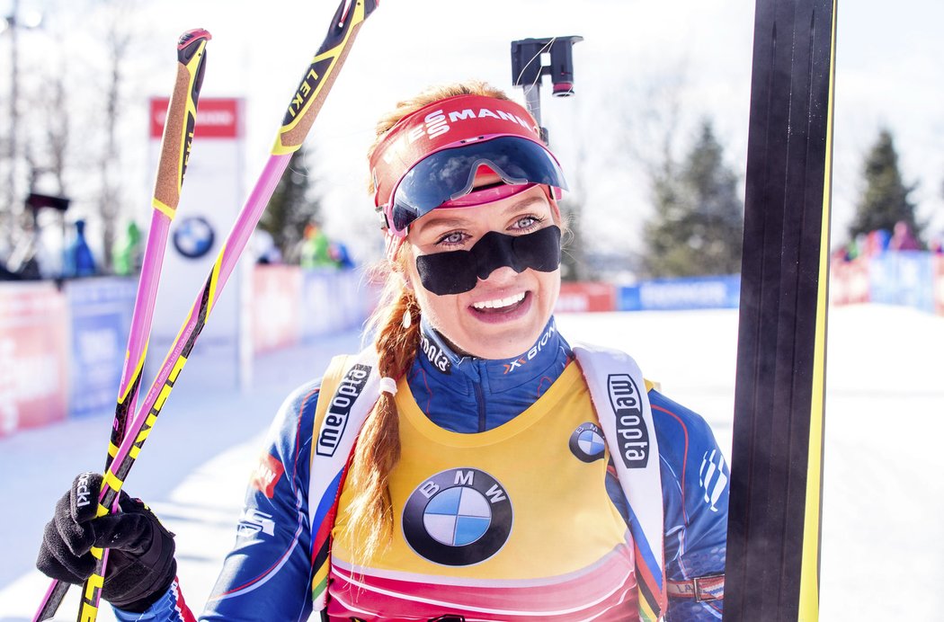 Gabriela Soukalová se usmívá v cíli stíhačky v Presque Isle, ve které si dalším triumfem upevnila vedení ve Světovém poháru