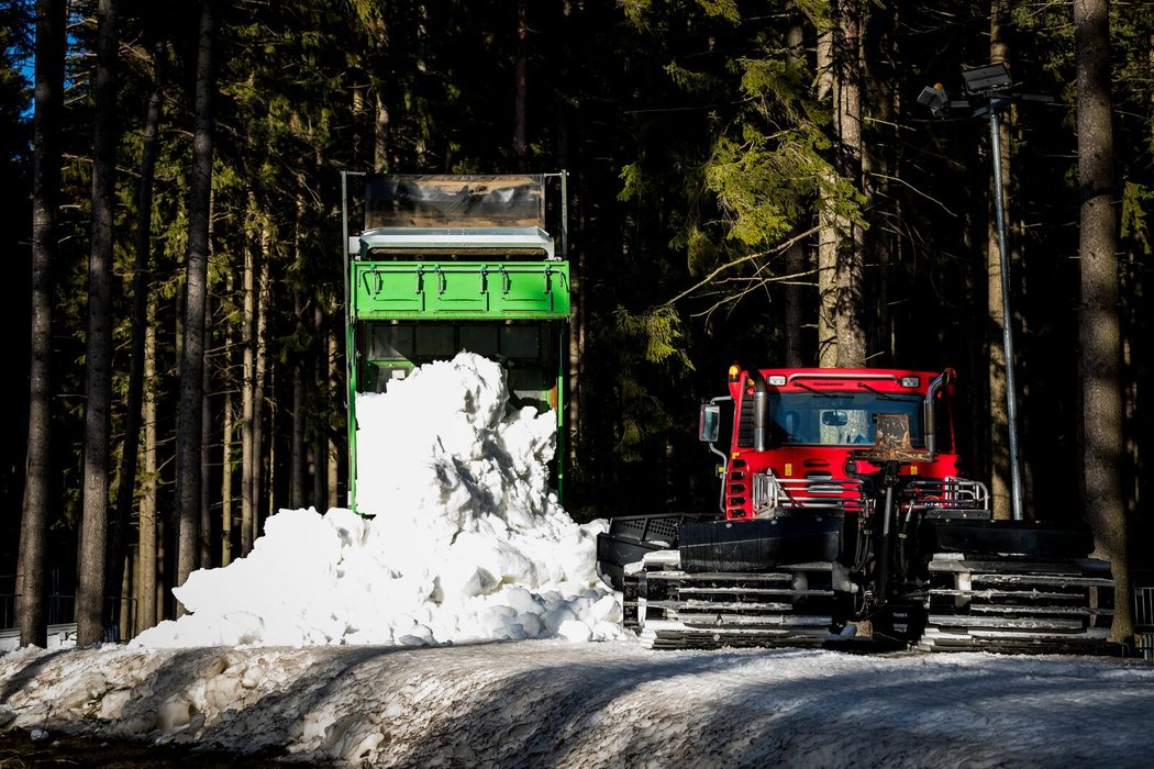 Kamiony denně vozí sníh, rolby ho pak rozvážejí po trati