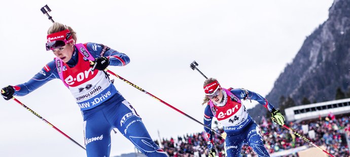 Gabriela Soukalová na trati sprintu SP v Ruhpoldingu před Evou Puskarčíkovou