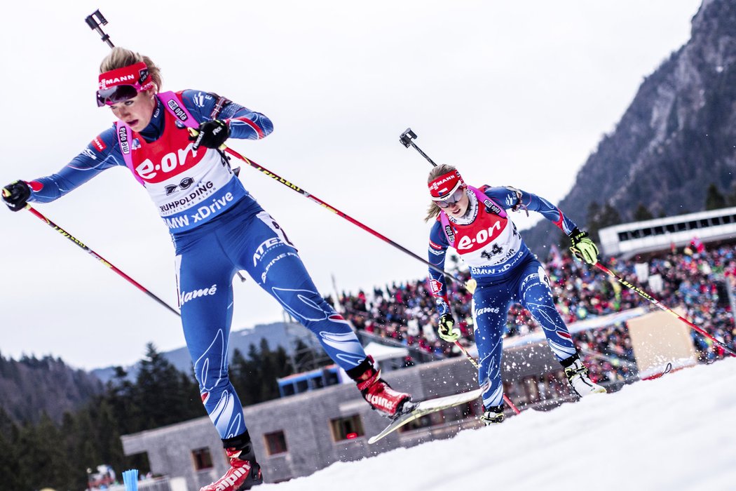 Gabriela Soukalová na trati sprintu SP v Ruhpoldingu před Evou Puskarčíkovou