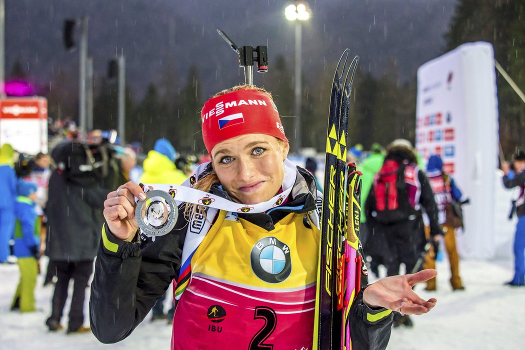 Gabriela Soukalová se svou druhou stříbrnou medailí ve dvou dnech. Ve stíhačce přišla o zlato až ve finiši s Němkou Laurou Dahlmeierovou.