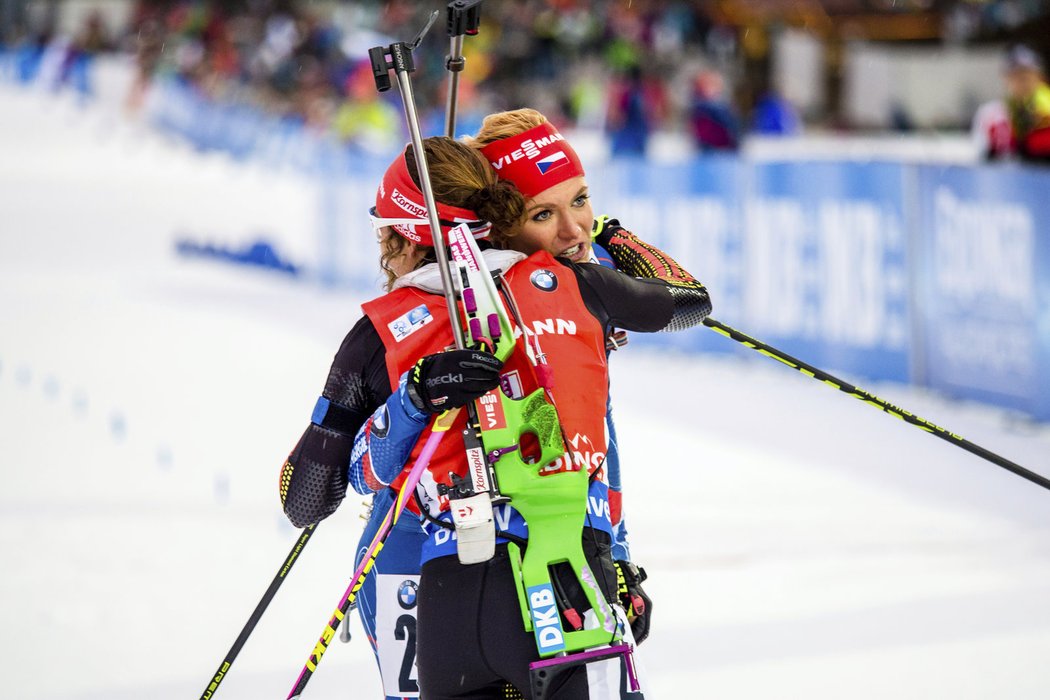 Přátelské objetí s vítězkou. Gabriela Soukalová gratuluje Lauře Dahmeierovou k vítězství ve stíhačce poté, co ji předjela ve finiši.