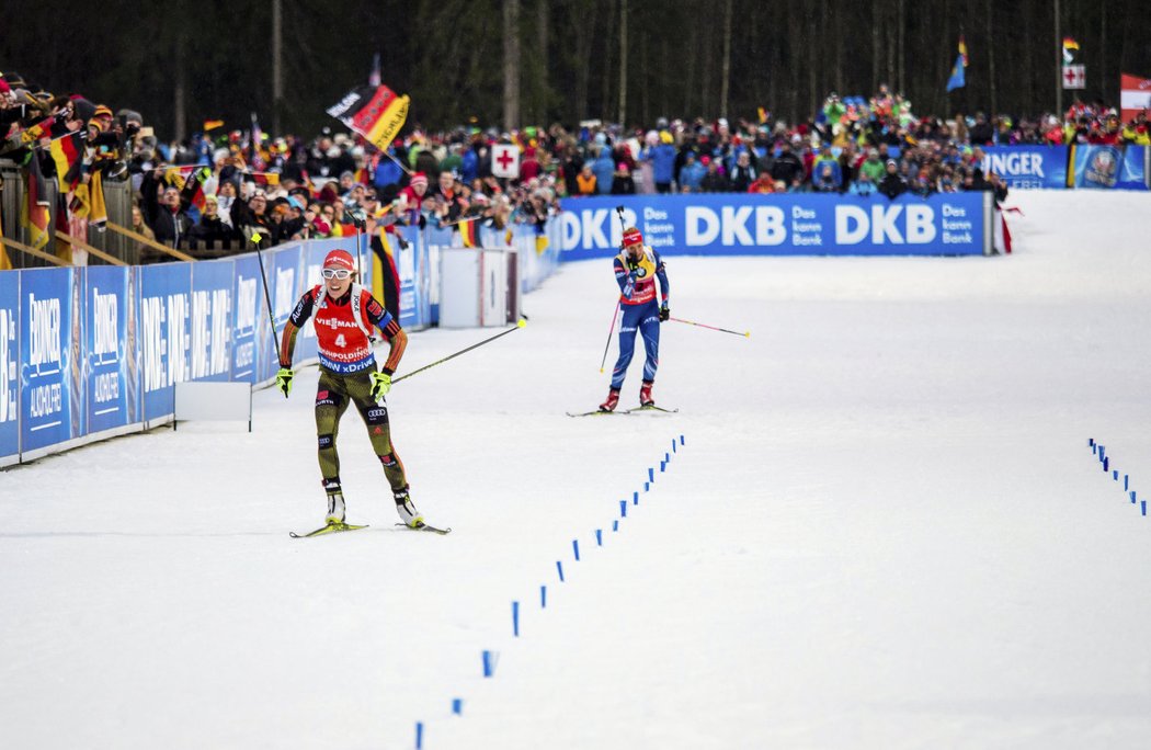 Gabriela Soukalová nedokázala na drtivý finiš Laury Dahlmeierové (vlevo) odpovědět