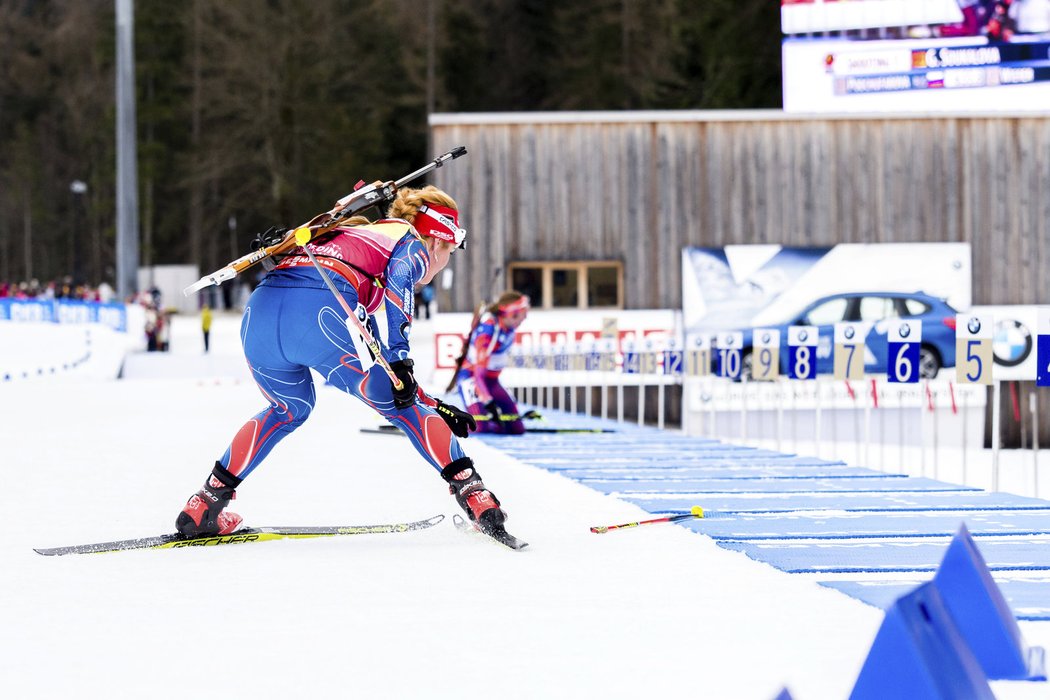 Moment, kdy se musela Gabriela Soukalová v Ruhpoldingu vracet pro ztracenou hůlku, ji stál zlatou medaili