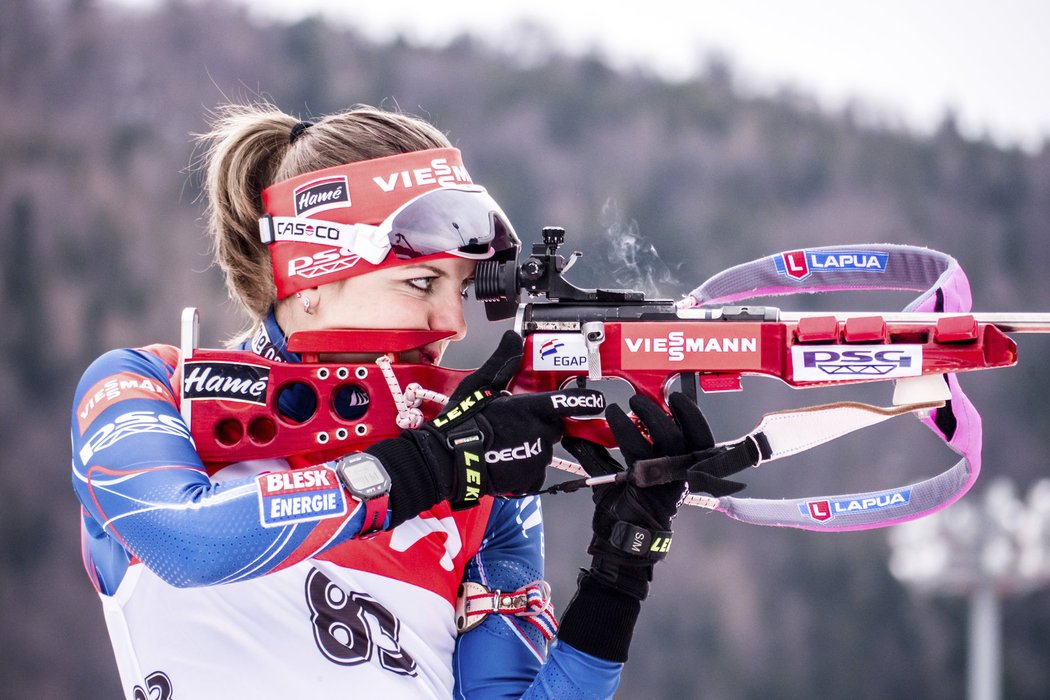 Jitka Landová střílí ve sprintu SP v Ruhpoldingu