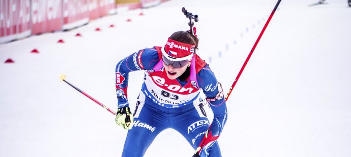 Jitka Landová v cíli sprintu SP v Ruhpoldingu. Desátá příčka je jejím dosavadním maximem