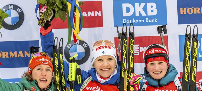Nejlepší tři biatlonistky závodu s hromadným startem v Ruhpoldingu: Laura Dahlmeierová, Kaisa Mäkkäräinenová a bronzová Veronika Vítková.