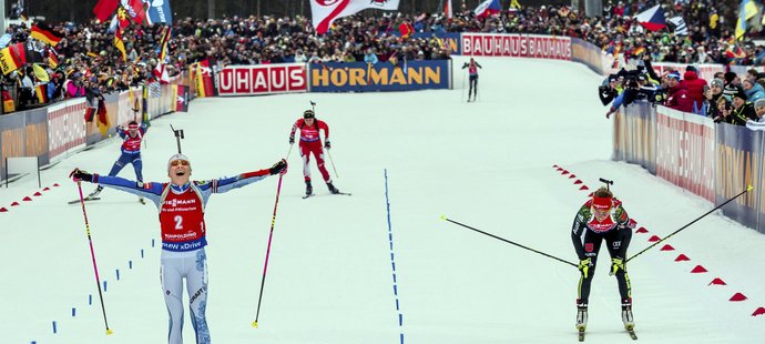 Dramatický finiš závodu s hromadným startem v Ruhpoldingu: Kaisa Mäkkäräinenová porazila Lauru Dahlmeierovou, Veronika Vítková (úplně vlevo) vybojovala bronz.