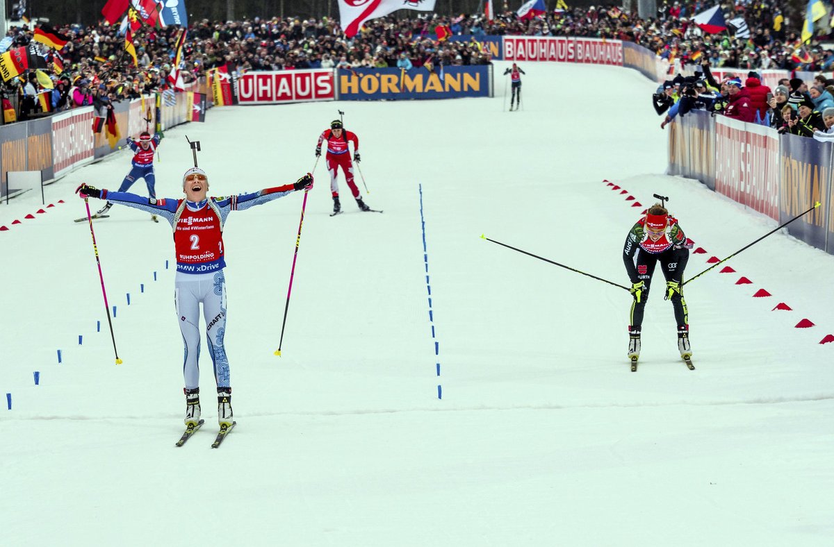 Dramatický finiš závodu s hromadným startem v Ruhpoldingu: Kaisa Mäkkäräinenová porazila Lauru Dahlmeierovou, Veronika Vítková (úplně vlevo) vybojovala bronz.