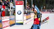 Vítěz sprintu v Ruhpoldingu Martin Fourcade mává v cíli fanouškům