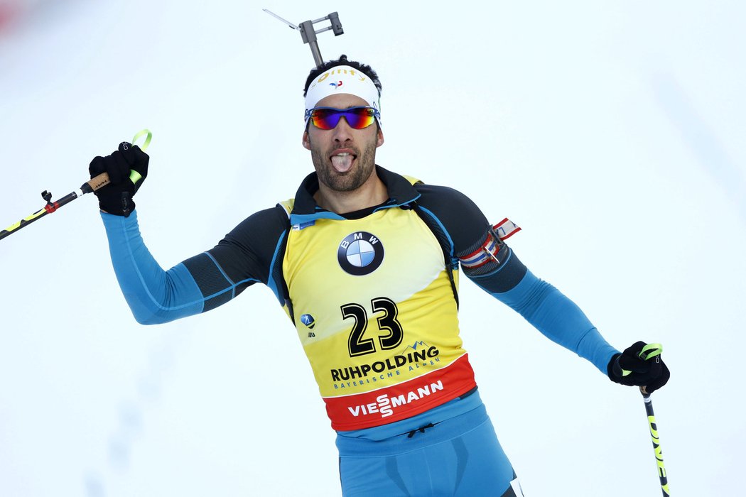 Martin Fourcade se raduje v cíli vytrvalostního závodu SP v Ruhpoldingu, který ovládl před Ondřejem Moravcem