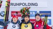 Stříbrný Ondřej Moravec, vítěz Martin Fourcade a bronzový Johannes Bö na stupních vítězů po vytrvalostním závodě na 20 km v Ruhpoldingu