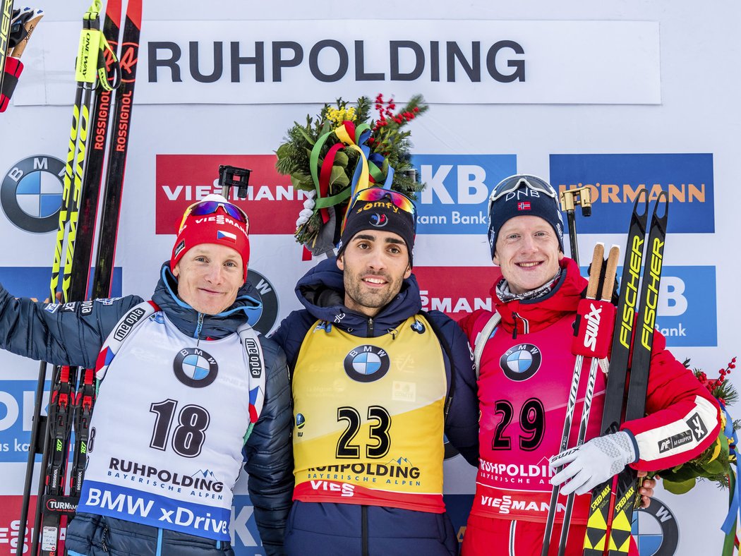 Stříbrný Ondřej Moravec, vítěz Martin Fourcade a bronzový Johannes Bö na stupních vítězů po vytrvalostním závodě na 20 km v Ruhpoldingu