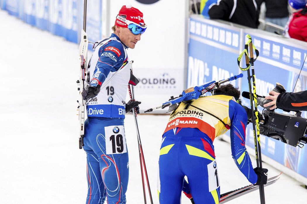 Stříbrný Ondřej Moravec jde pogratulovat vítěznému Martinu Fourcadovi