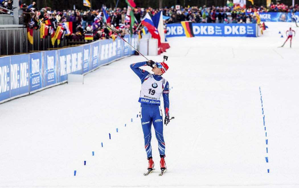 Čerstvý táta Ondřej Moravec slaví stříbrný triumf v závodě s hromadným startem v Ruhpoldingu