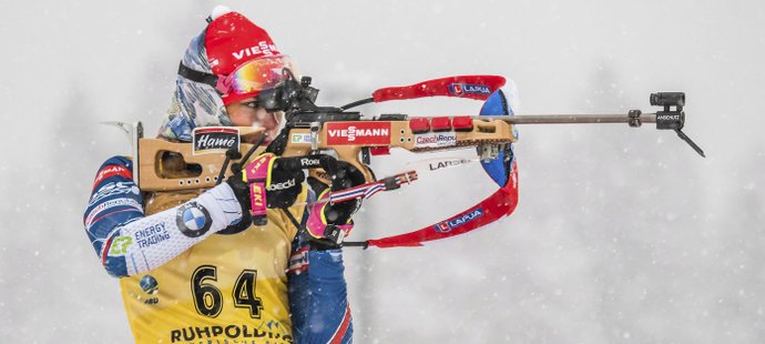 Gabriela Koukalová při střelbě ve sprintu SP v Ruhpoldingu