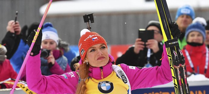 Rozradostněná Gabriela Koukalová si jde pro stříbrnou medaili ze sprintu SP v Ruhpoldingu