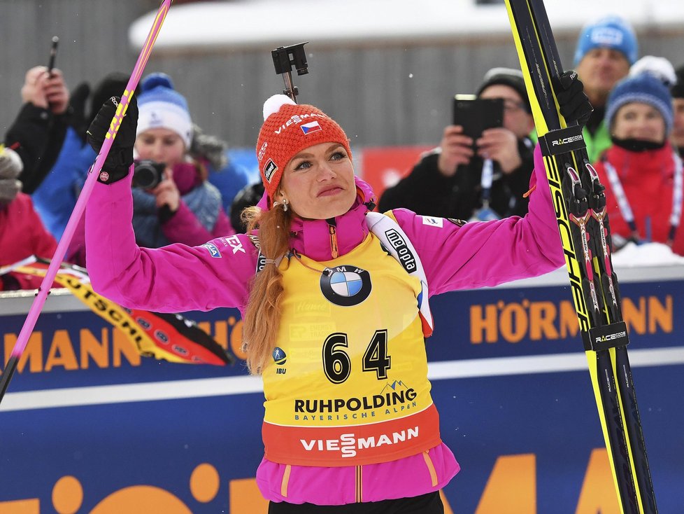 Rozradostněná Gabriela Koukalová si jde pro stříbrnou medaili ze sprintu SP v Ruhpoldingu