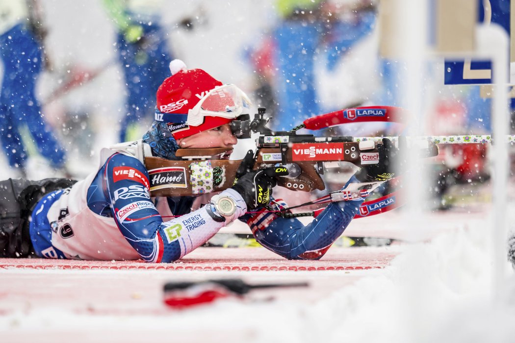 Veronika Vítková při střelbě v leže při sprintu SP v Ruhpoldingu