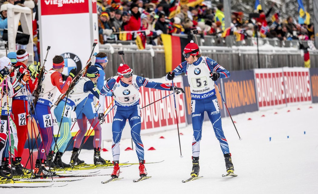 Jaroslav Soukup (vpravo) po svém nevydařeném úseku předává štafetu Michaelu Šlesingrovi