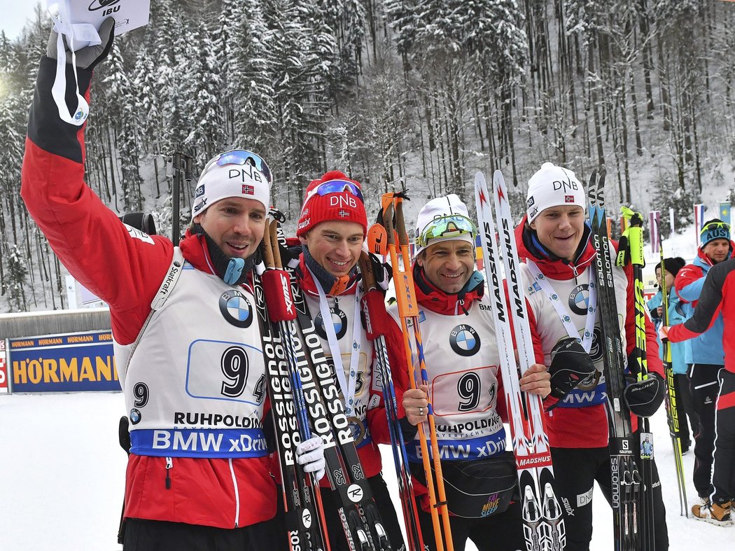 Norská štafeta se raduje z triumfu v závodě SP v Ruhpoldingu