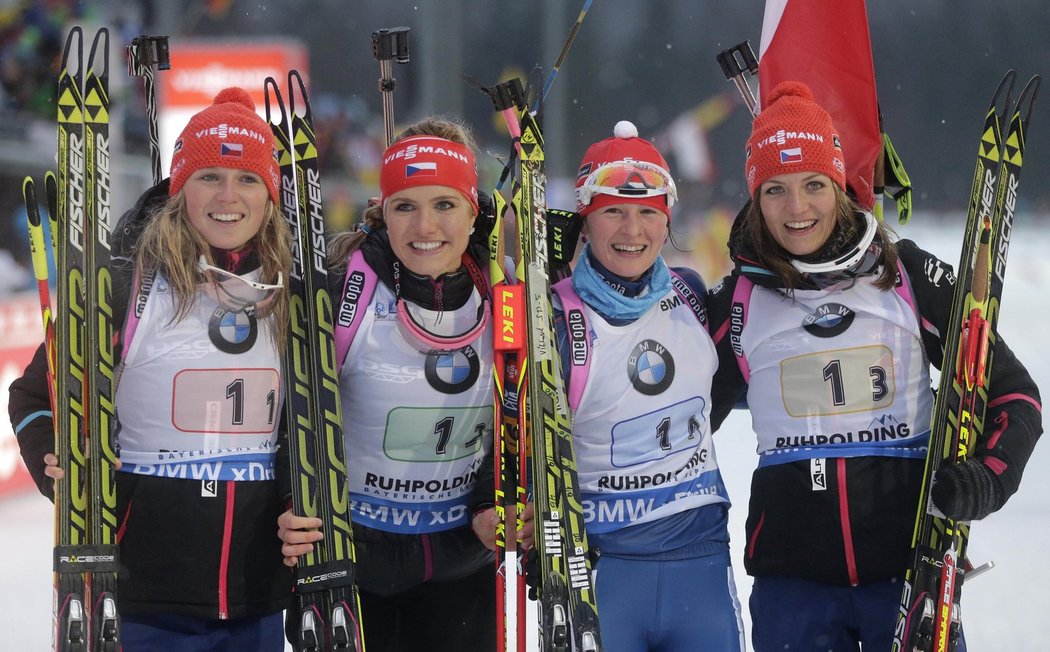 Zlaté české biatlonistky Eva Puskarčíková, Gabriela Soukalová, Veronika Vítková a Jitka Landová po štafetě v Ruhpoldingu