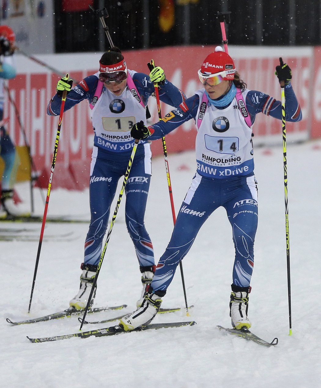 Jitka Landová předává finišmance Veronice Vítkové na prvním místě, které už s přehledem udržela