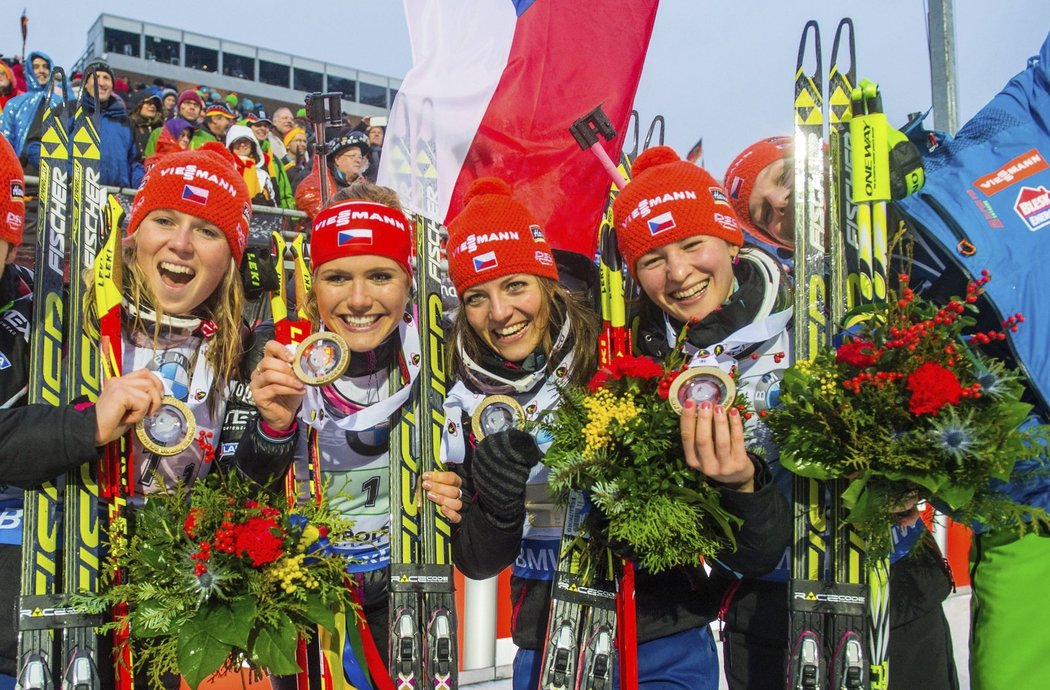 České biatlonistky (zleva) Eva Puskarčíková, Gabriela Soukalová, Jitka Landová a Veronika Vítková se zlatými medailemi za výhru ve štafetě v Ruhpoldingu