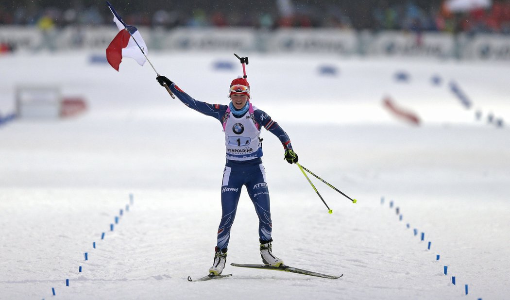 Veronika Vítková v cílové rovince mává českou vlajkou, v Ruhpoldingu dovezla štafetu k dalšímu triumfu