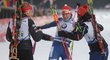 Parťačky ze zlaté české štafety vítají v cíli finišmanku Veroniku Vítkovou