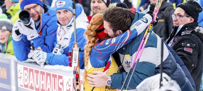 Gabriela Koukalová se objímá s manželem Petrem po svém dalším stříbrném úspěchu