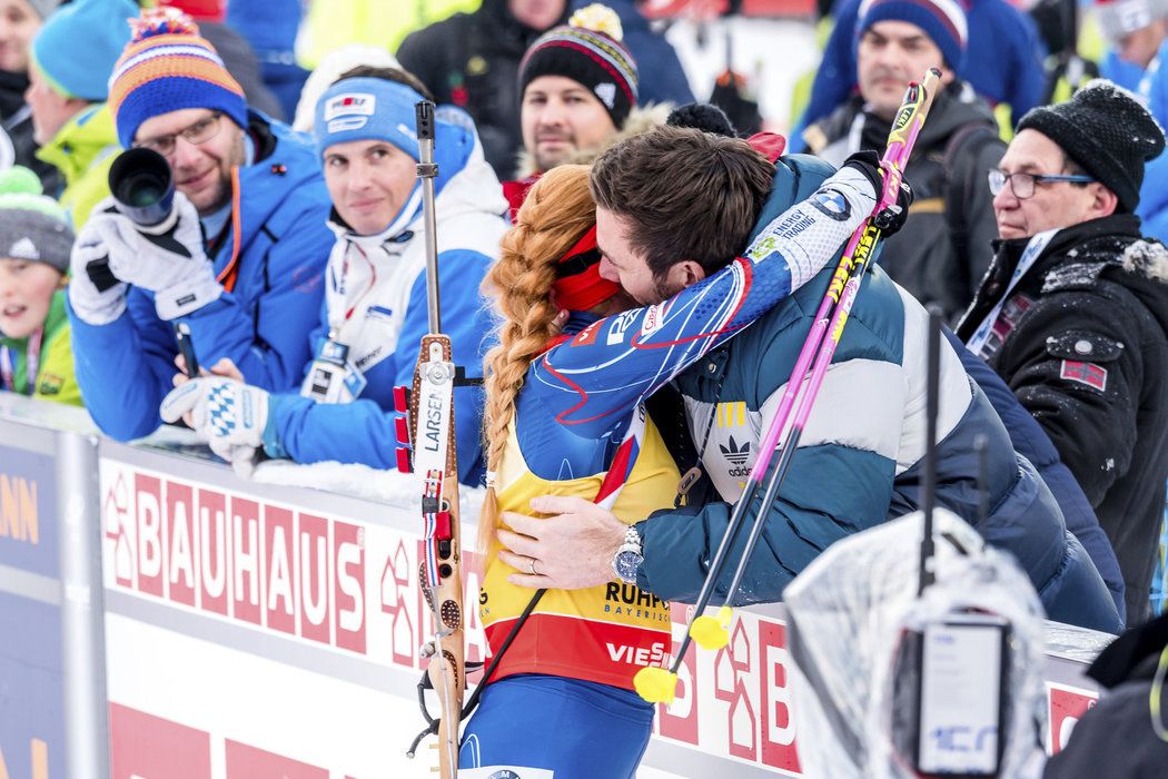 Gabriela Koukalová se objímá s manželem Petrem po svém dalším stříbrném úspěchu