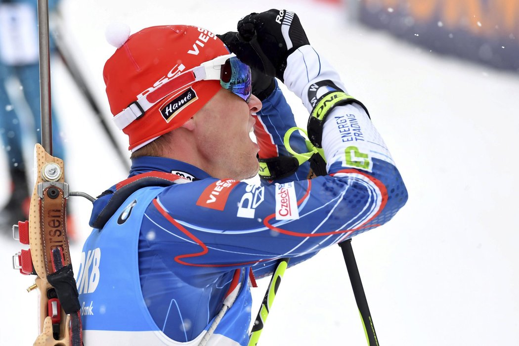 Michal Krčmář slaví svou bronzovou medaili ve stíhačce SP v Ruhpoldingu