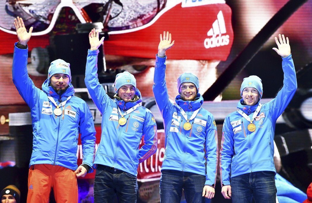 Ruským biatlonistům zahráli při předání medailí starou hymnu, tak si zazpívali sami