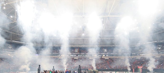 Tradiční vánoční biatlonová exhibice na fotbalovém stadionu Schalke přilákala na 60 tisíc fanoušků. A atmosféra byla fantastická.