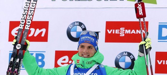 Německý biatlonista Simon Schempp oslavil vítězství ve Světovém poháru na trati ve slovinské Poklujce.