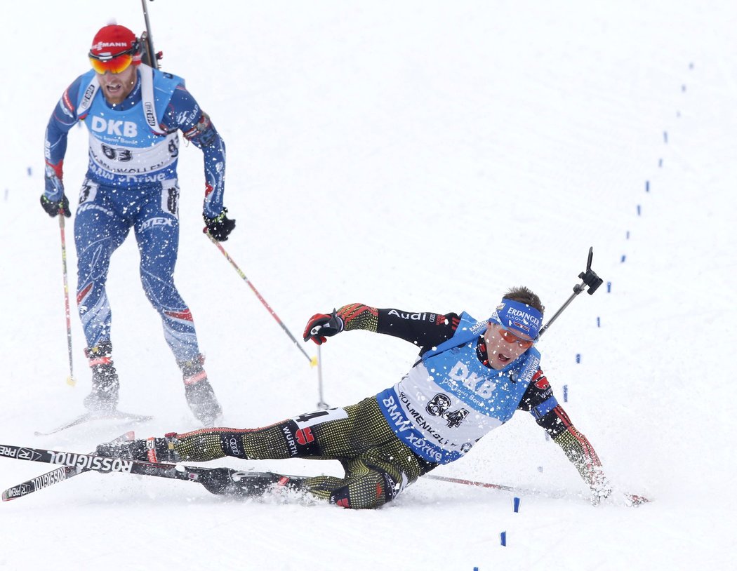 Simon Schempp padá, Šlesingr přihlíží