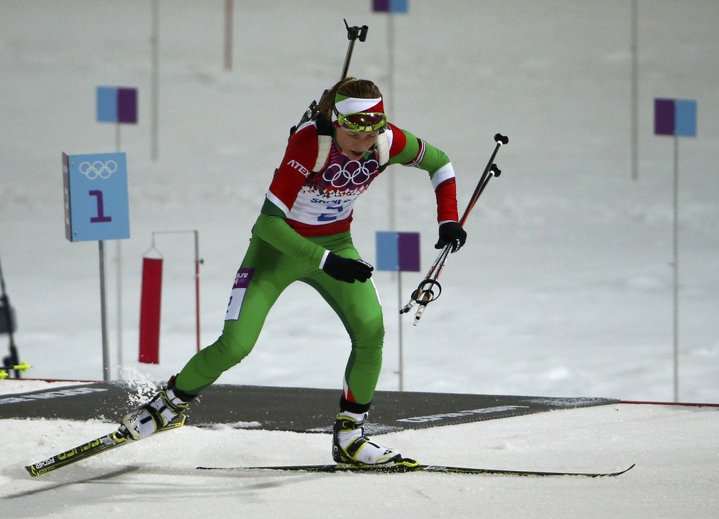 Darja Domračevová v biatlonovém závodě na 12,5 kilometru s hromadným startem, kde vybojovala své třetí olympijské zlato