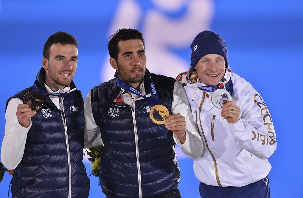 Medailisté ze stíhacího závodu mužů v biatlonu, mezi nimi i český závodník Ondřej Moravec