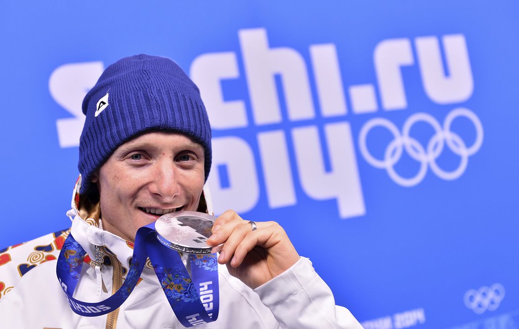 Český biatlonista Ondřej Moravec převzal stříbrnou medaili, kterou vybojoval ve stíhacím závodě